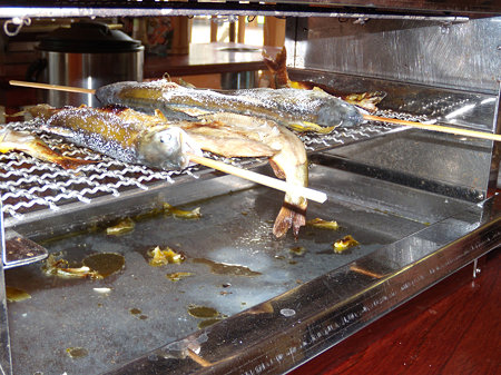 塩焼き中のアユ