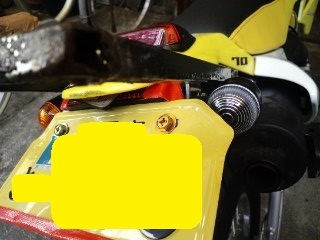 DR-Z70のウィンカーレンズがとれちゃって、あわてて買いに行ったら白いレンズしかなかった