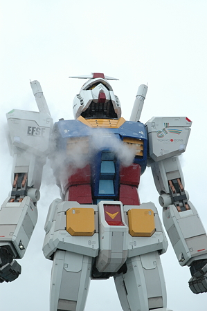 胸の噴出口から噴煙を上げるガンダム