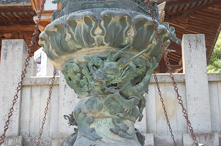 金刀比羅本教総本部前の　青銅大燈籠