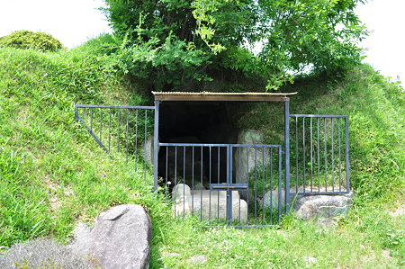 ツボリ山古墳石室前