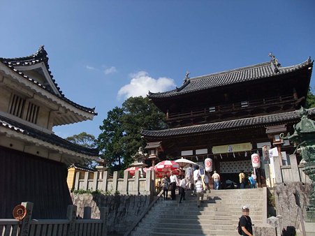 大門。ここより境内