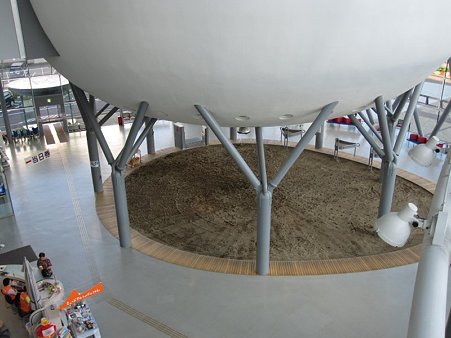 球体と砂場