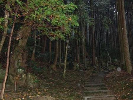 フェノロサの墓への階段
