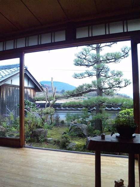 卑弥呼庵の縁側から望む三輪山ニャ 今日は雪混じりの雨に阻まれ断念 T 写真共有サイト フォト蔵