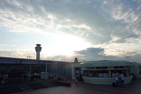 管制塔の夕景