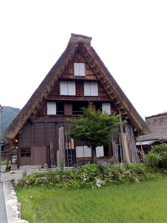 茅葺き屋根の家
