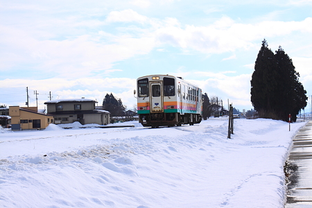 羽前成田駅付近　YR-880形