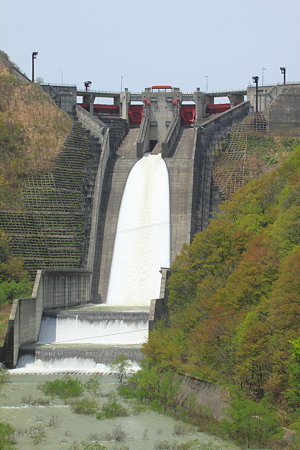 月山湖(寒河江ダム)放水中