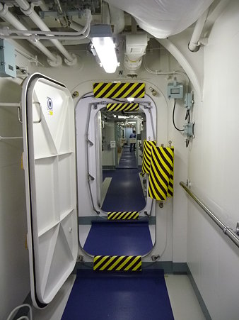 091024-ひゅうが 艦橋内 (9)