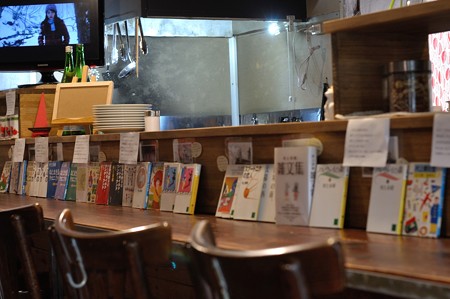 まいまいカフェのカウンターには春樹本がどっさり！