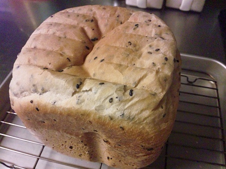 黒ごまパンを作った
