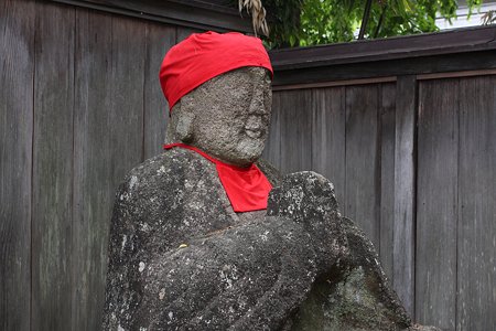 2009.05.23　米沢　法音寺山門のお地蔵さん
