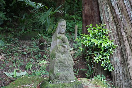 2009.05.25　北鎌倉　淨智寺　赤ちゃんと菩薩石像
