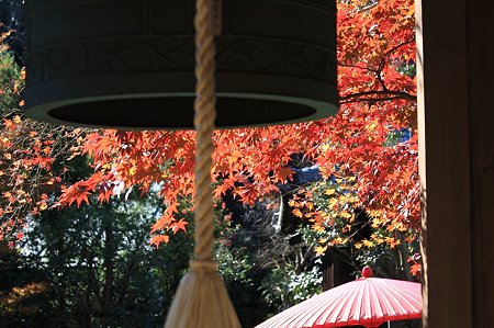 2010.11.29 鎌倉 海蔵寺 吊り鐘と紅葉