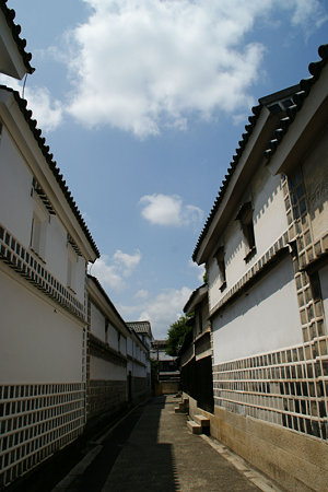 白壁の裏路地090802-102
