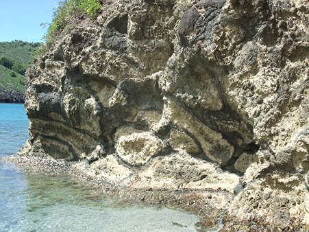 小港海岸近くの枕状溶岩。