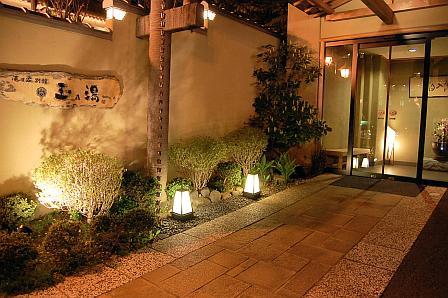 夜の玄関前