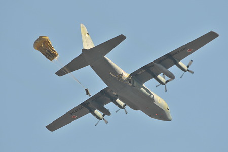 C-130からのパラシュート降下