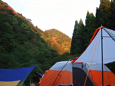 朝焼けに染まる山